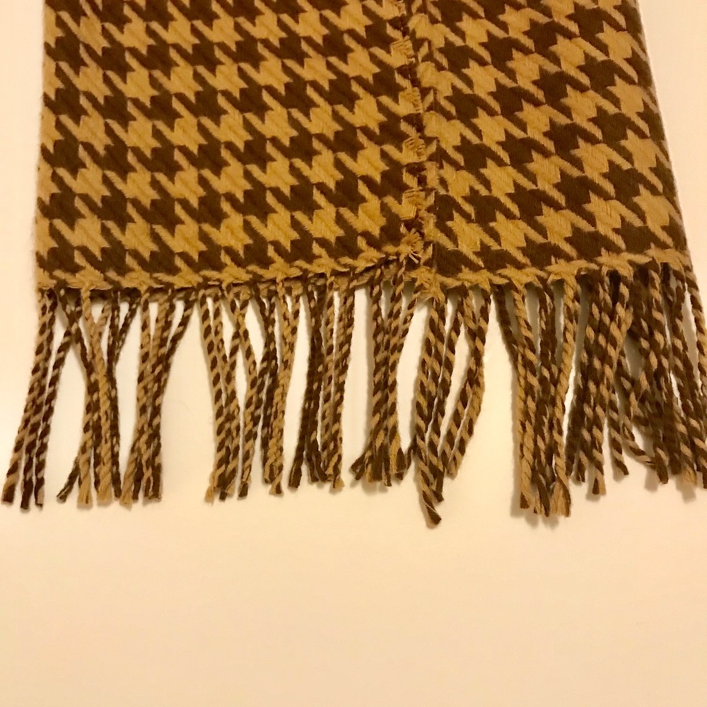 Brown & tan houndstooth scarf - Picture 3 of 3